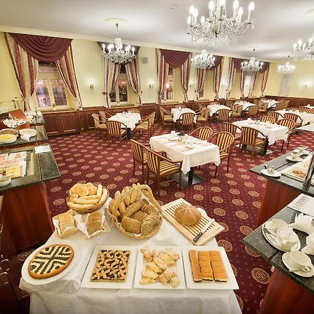 לינה וארוחת בוקר Old Town 3*